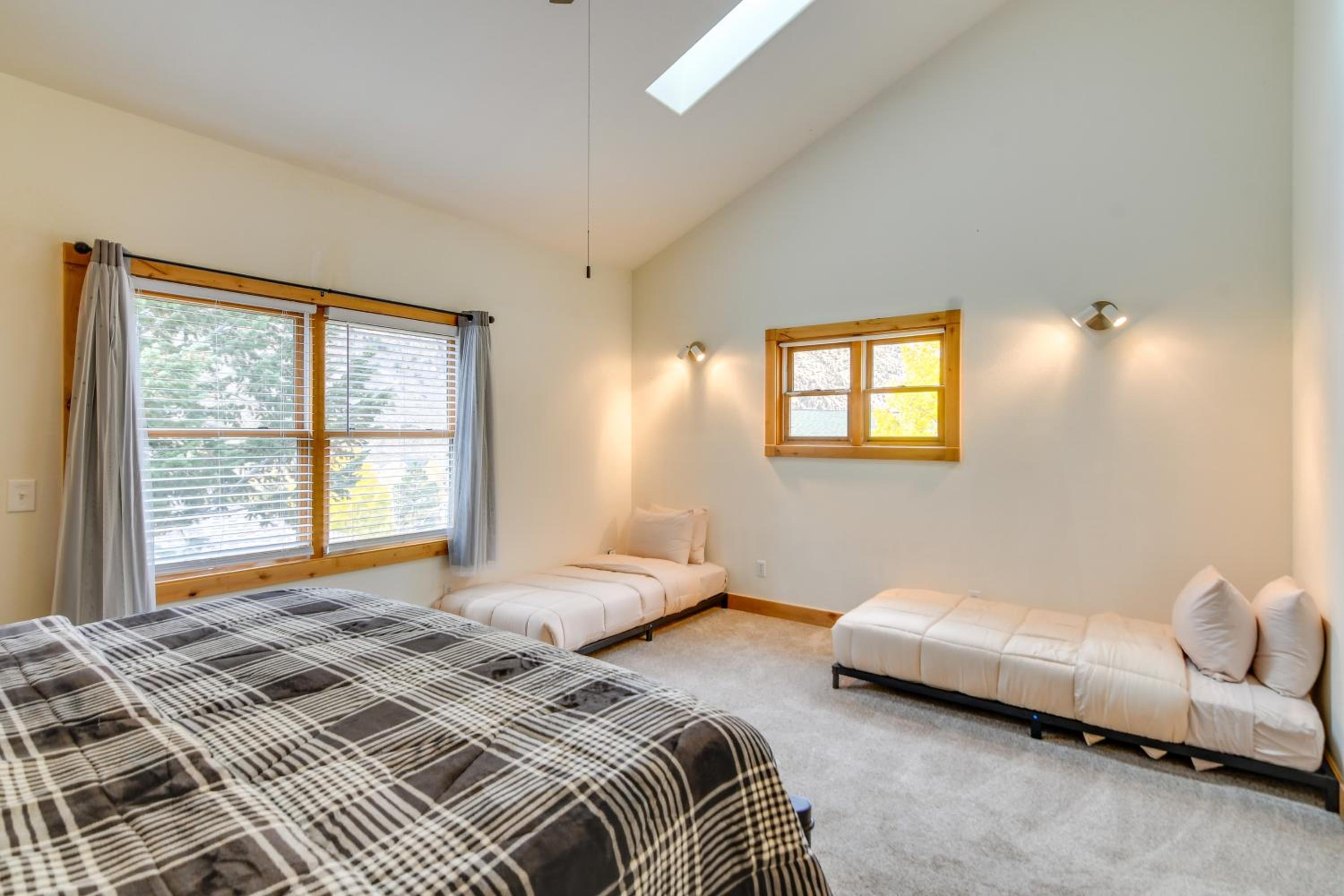 Mtn-View Cabin with Private Hot Tub in Georgetown!