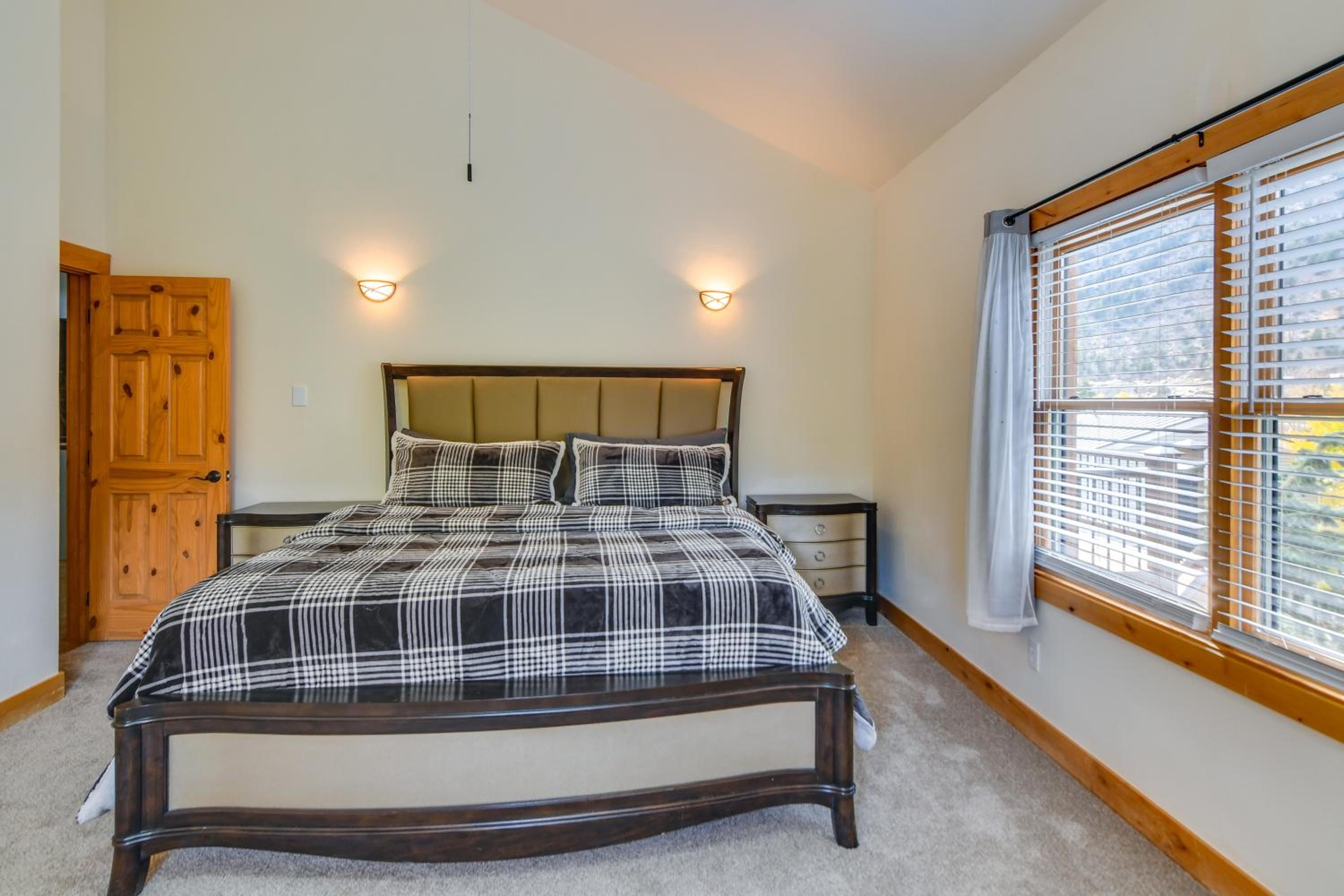 Mtn-View Cabin with Private Hot Tub in Georgetown!