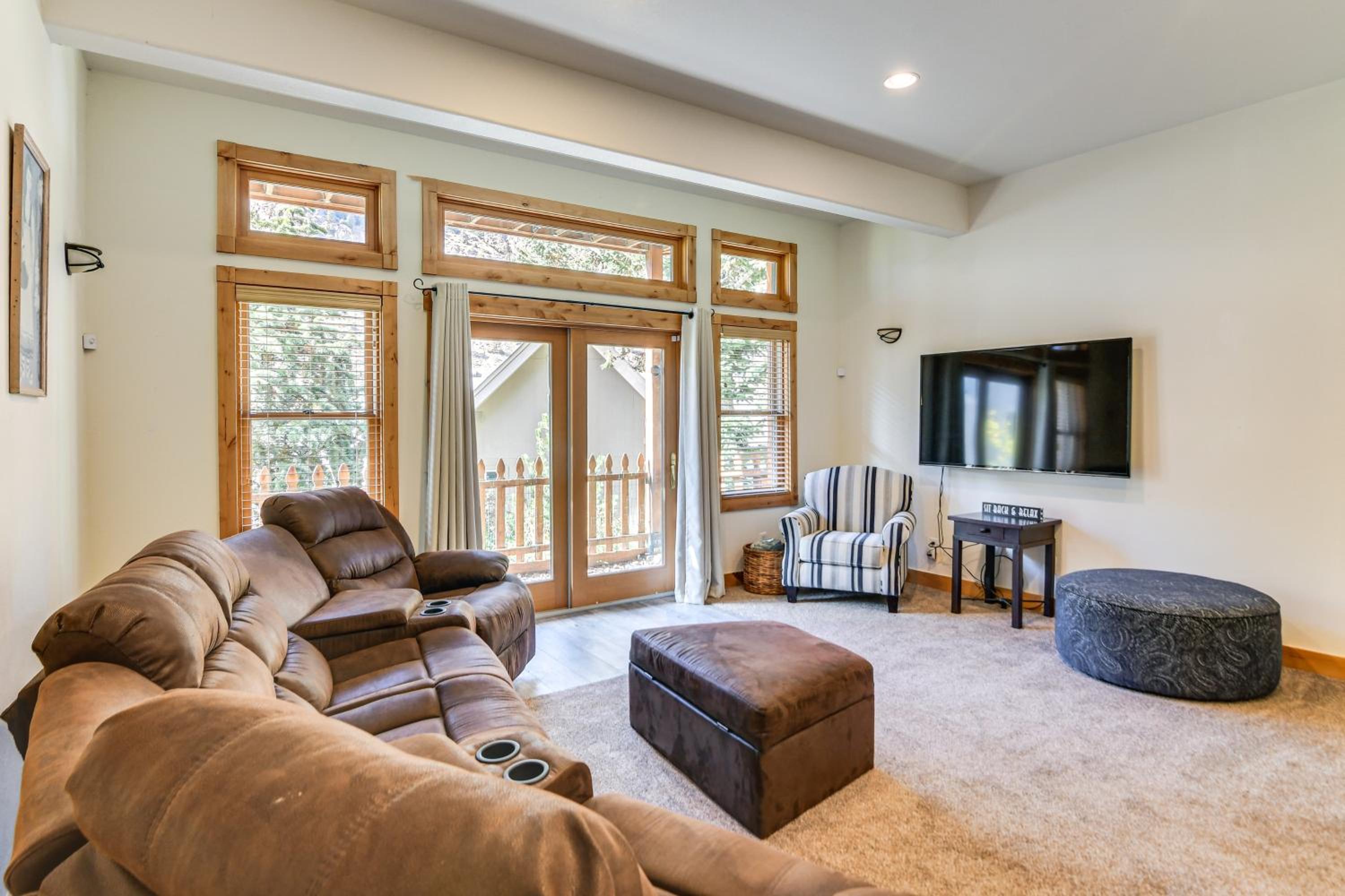 Mtn-View Cabin with Private Hot Tub in Georgetown!