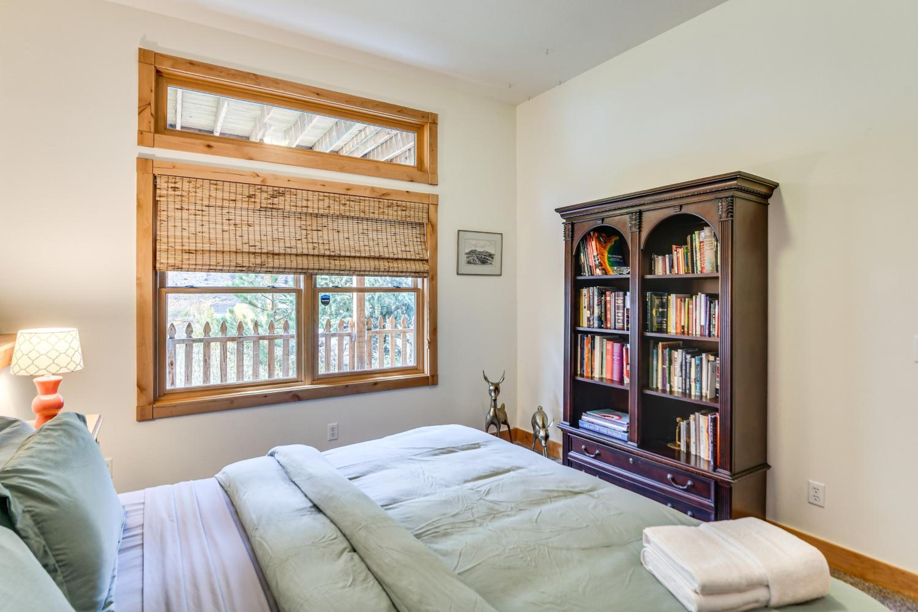 Mtn-View Cabin with Private Hot Tub in Georgetown!