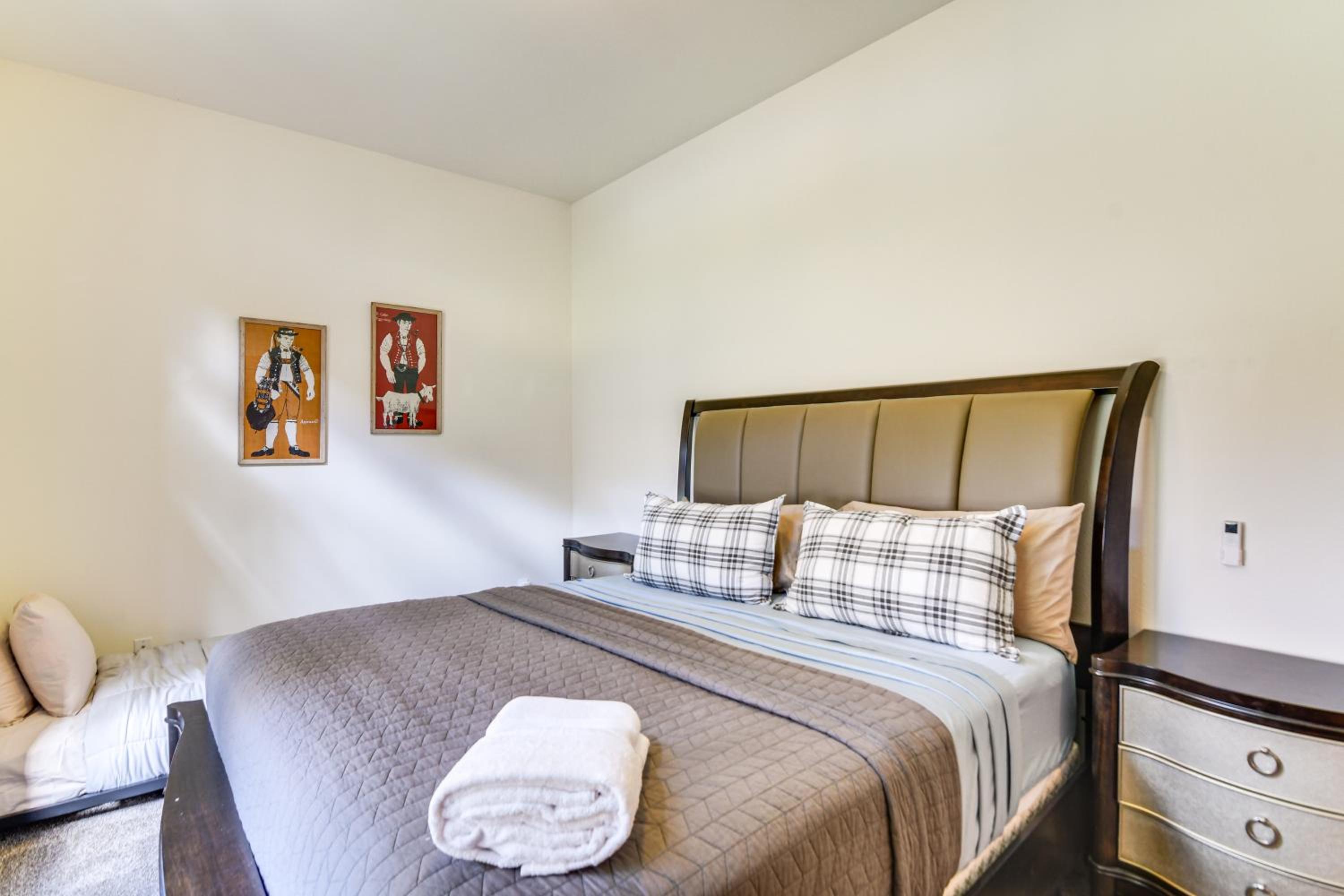 Mtn-View Cabin with Private Hot Tub in Georgetown!