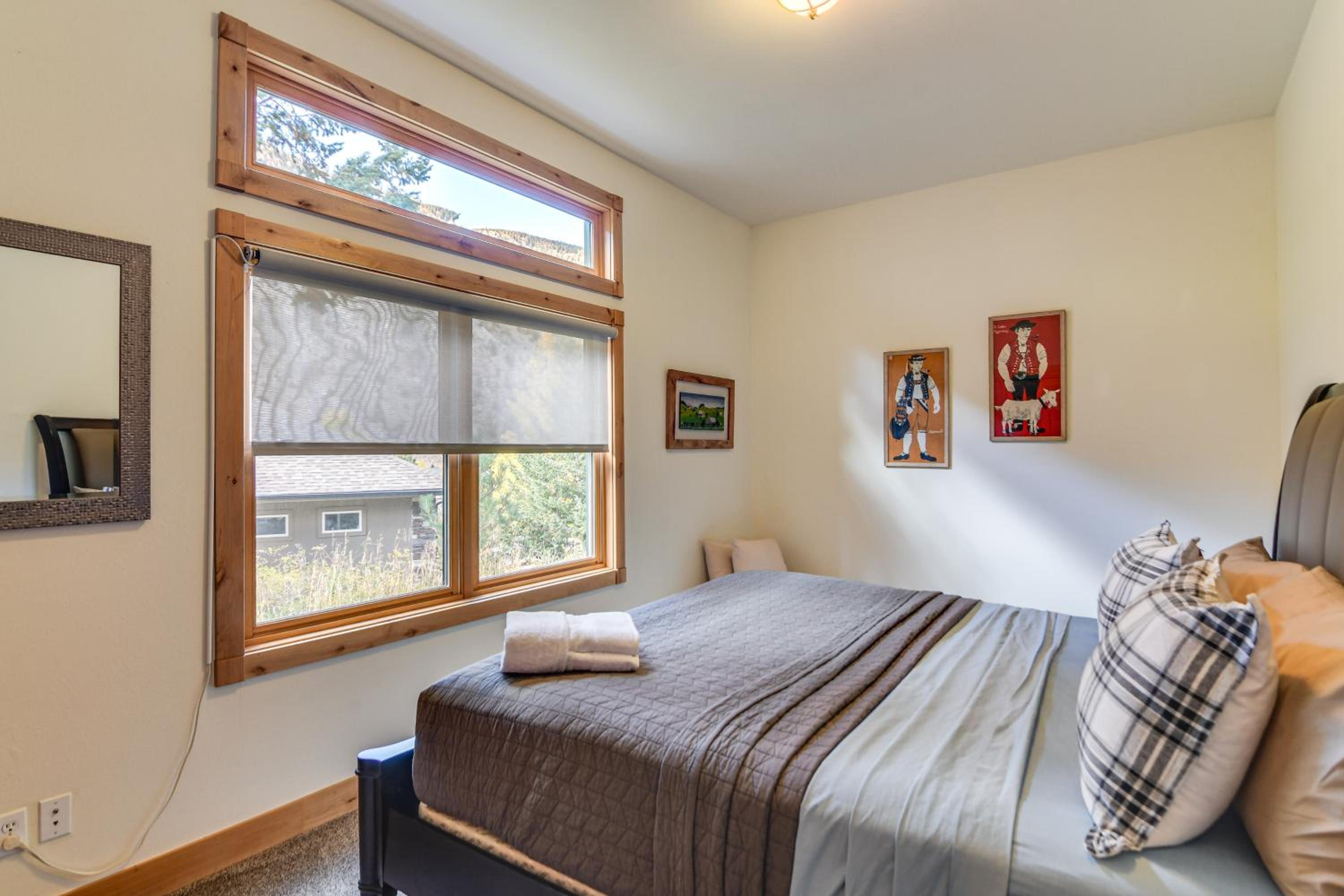 Mtn-View Cabin with Private Hot Tub in Georgetown!