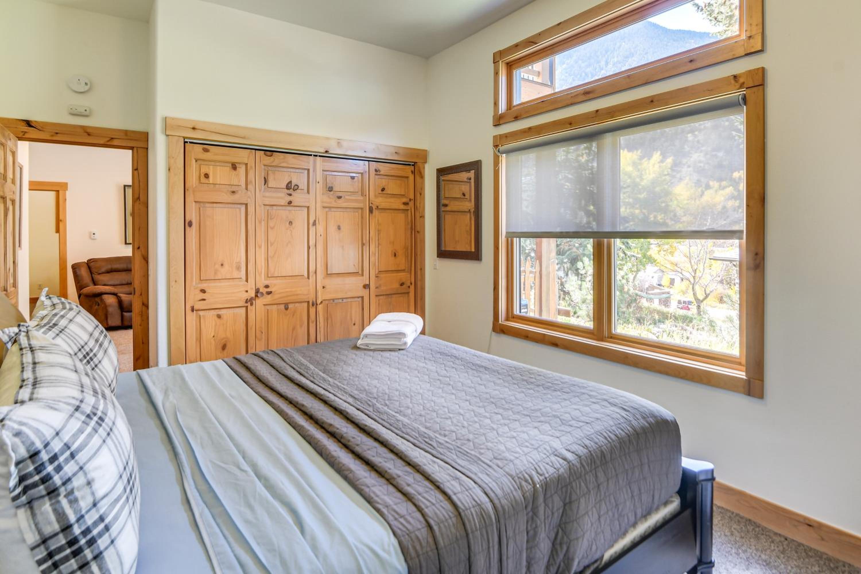 Mtn-View Cabin with Private Hot Tub in Georgetown!