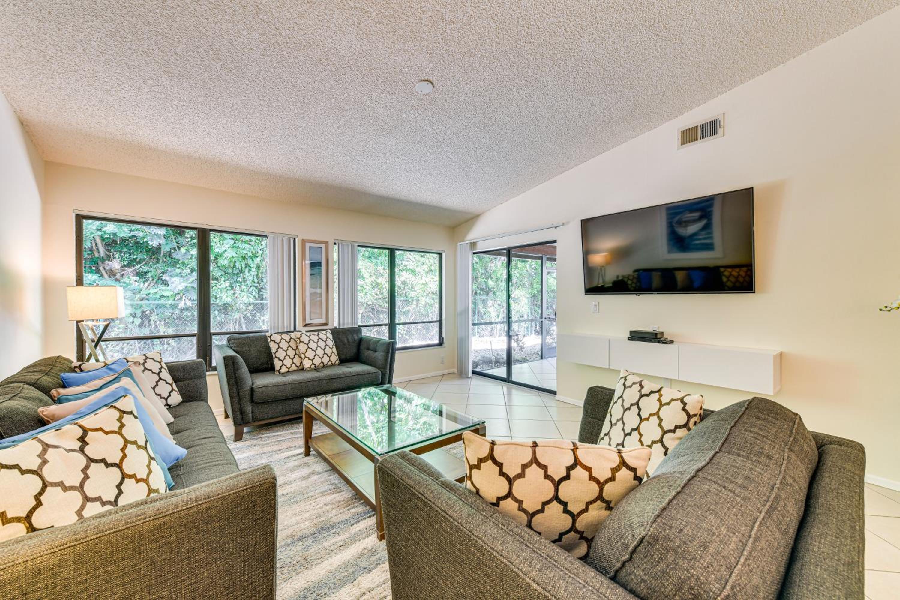 4 Mi to Siesta Beach Condo with Community Perks!