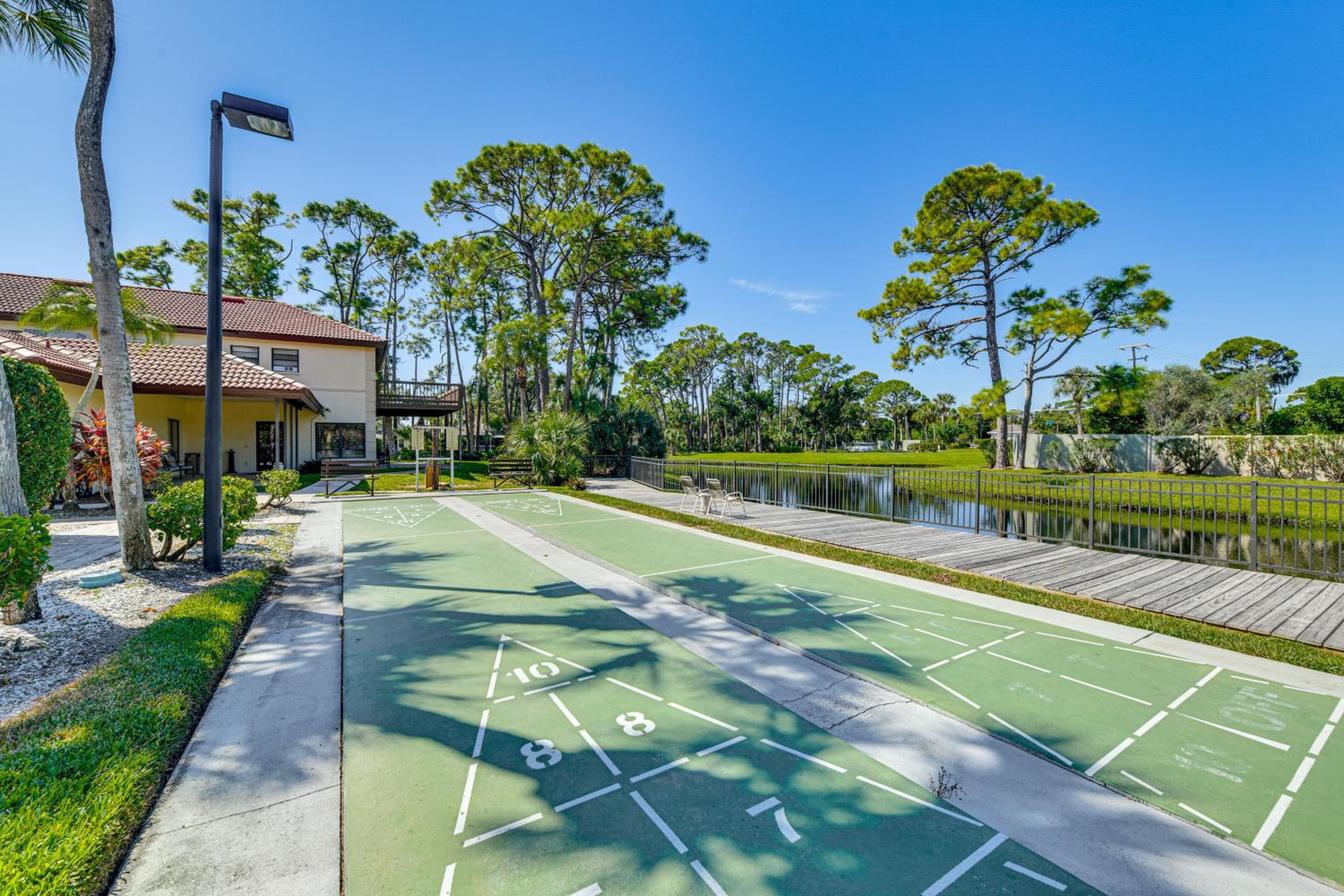 4 Mi to Siesta Beach Condo with Community Perks!