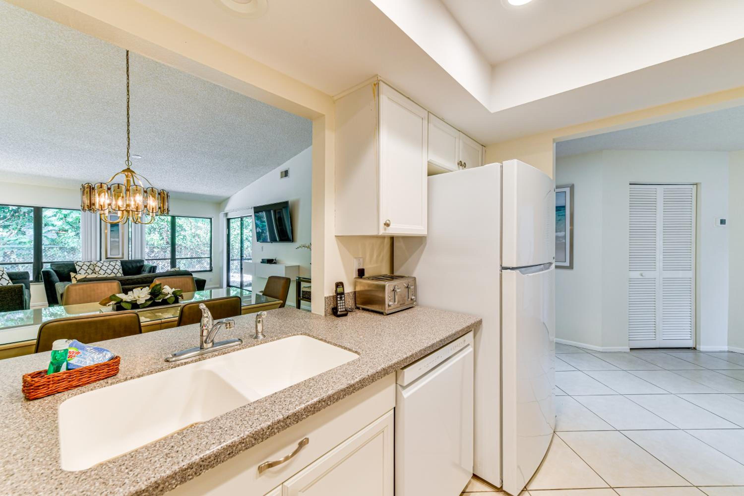 4 Mi to Siesta Beach Condo with Community Perks!