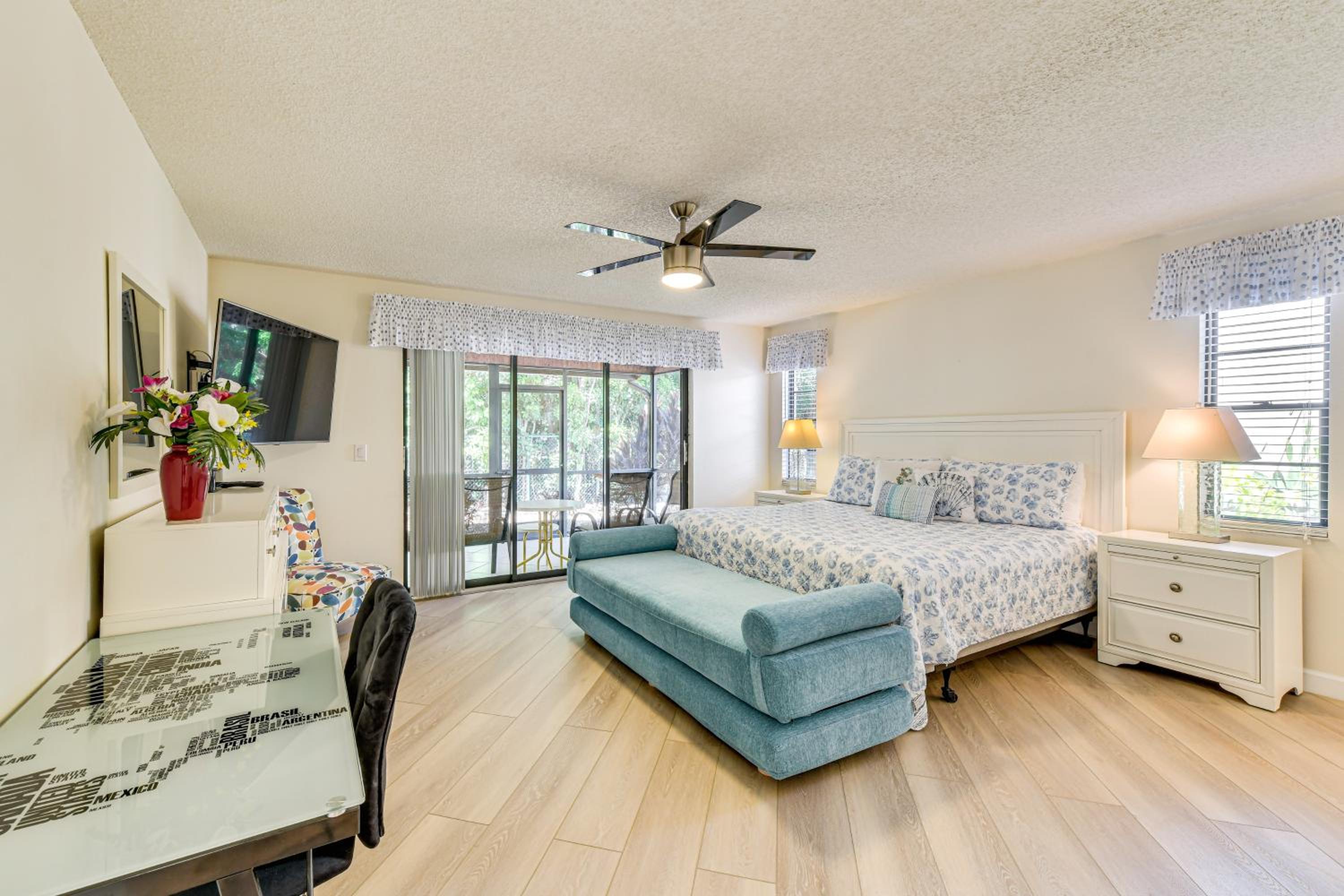 4 Mi to Siesta Beach Condo with Community Perks!