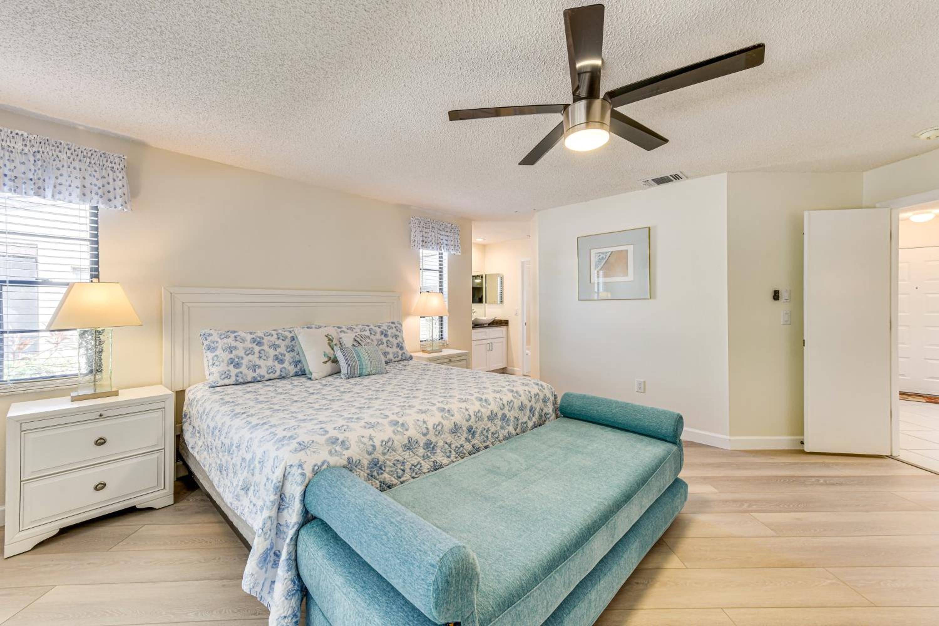 4 Mi to Siesta Beach Condo with Community Perks!