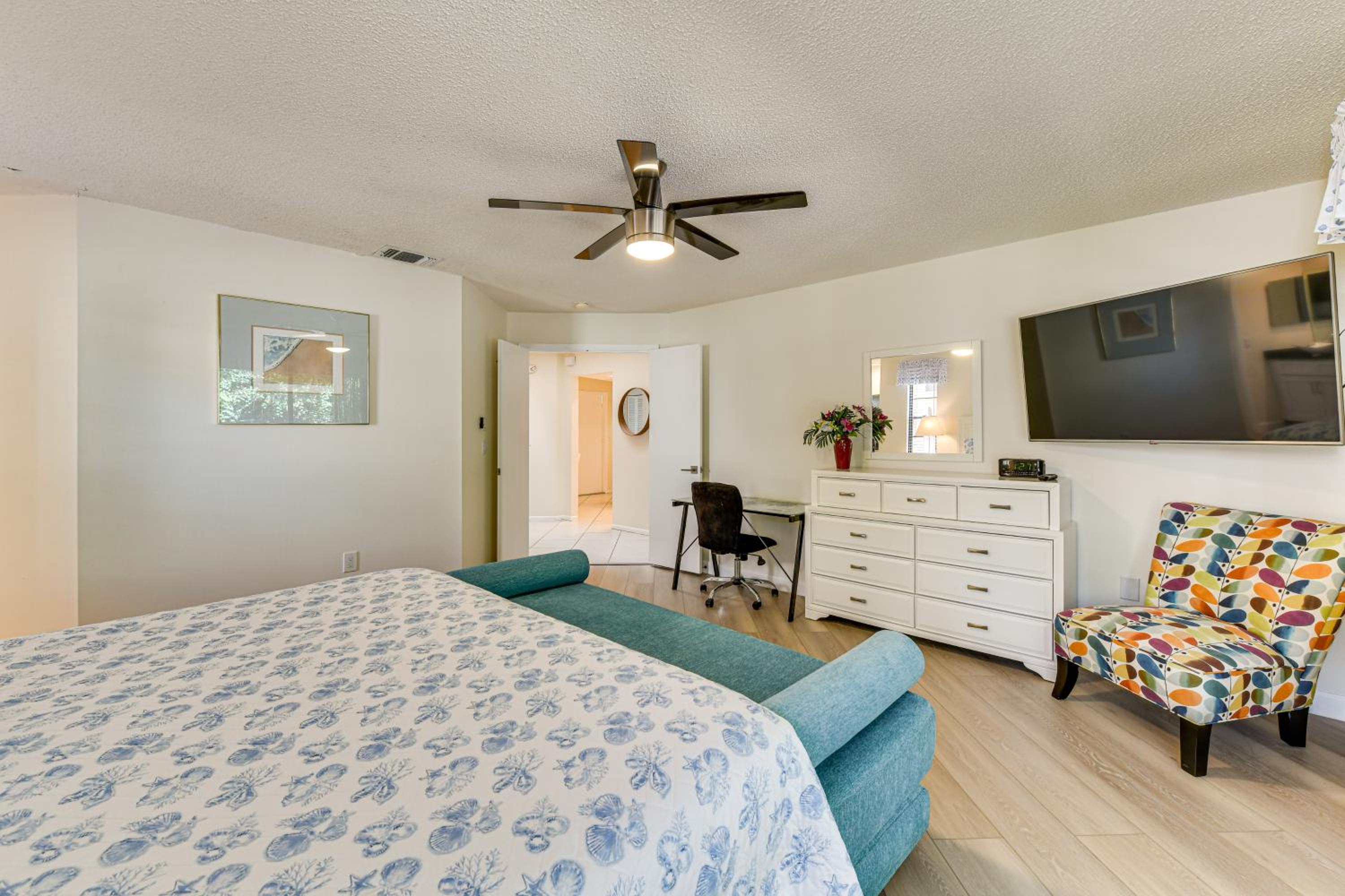 4 Mi to Siesta Beach Condo with Community Perks!