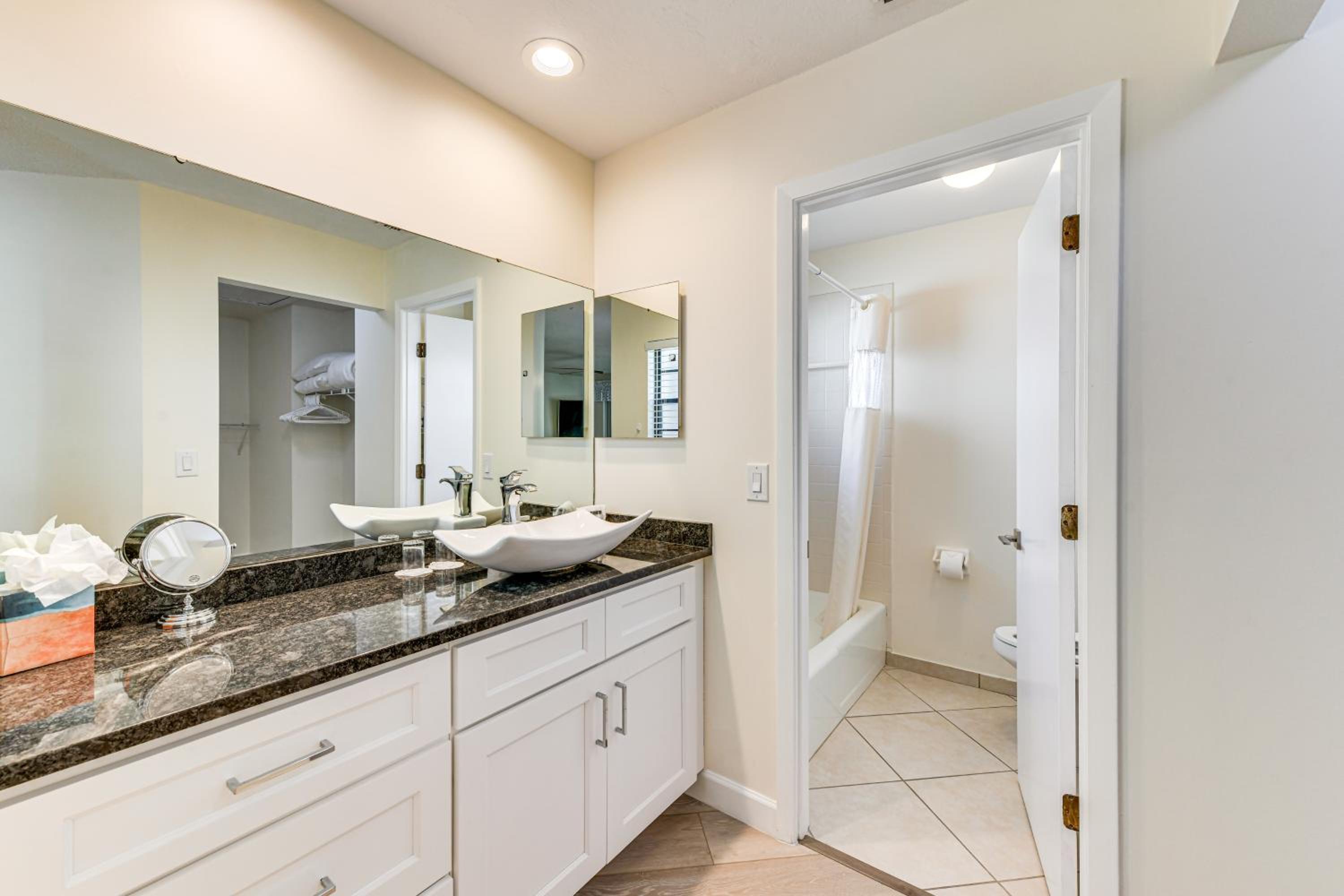 4 Mi to Siesta Beach Condo with Community Perks!