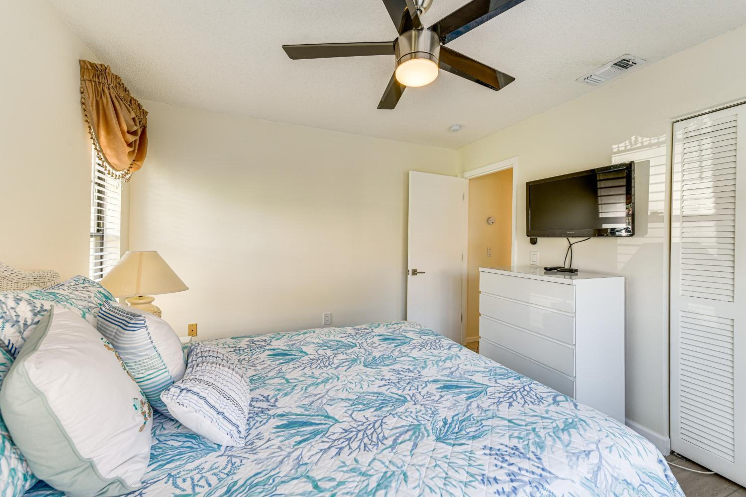 4 Mi to Siesta Beach Condo with Community Perks!