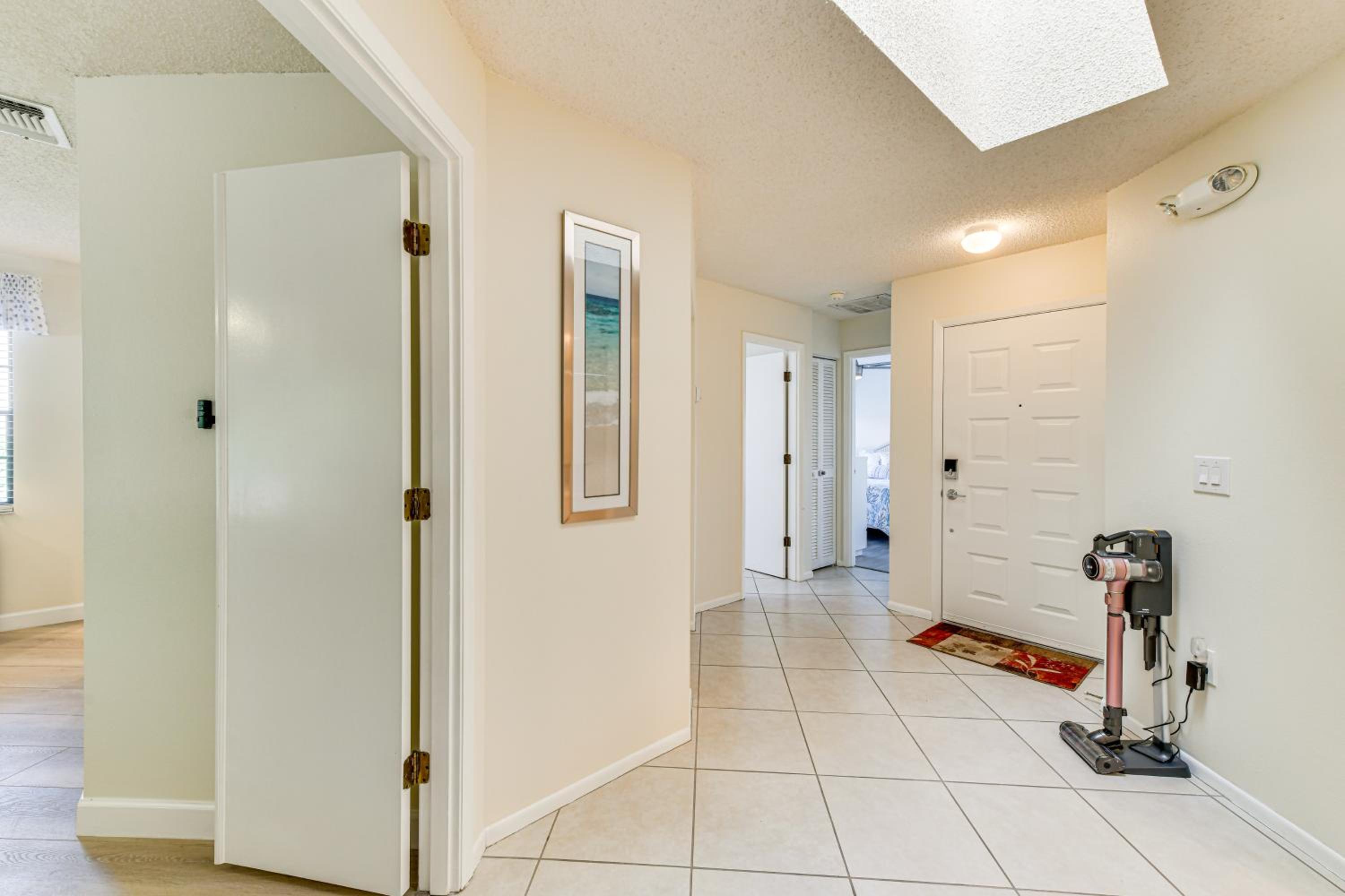 4 Mi to Siesta Beach Condo with Community Perks!