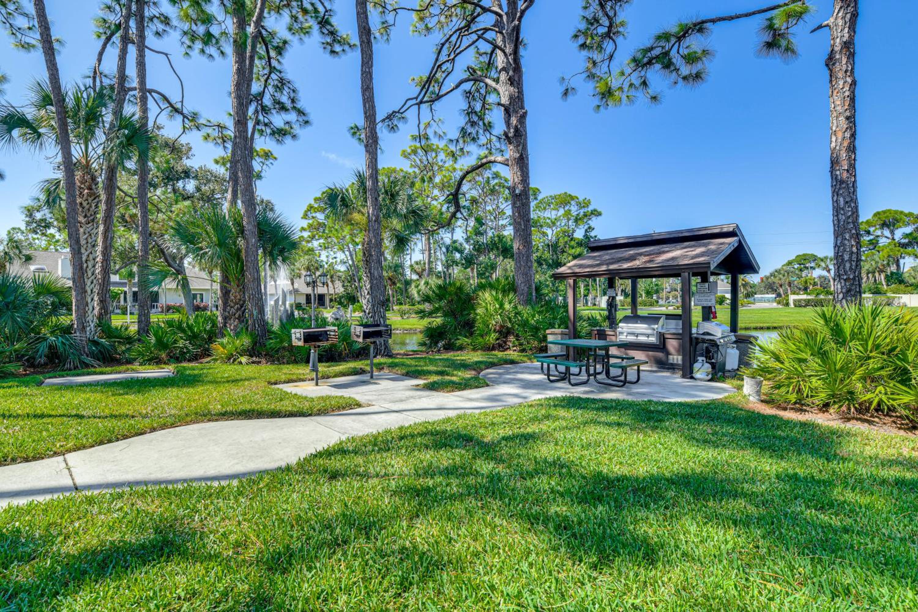 4 Mi to Siesta Beach Condo with Community Perks!