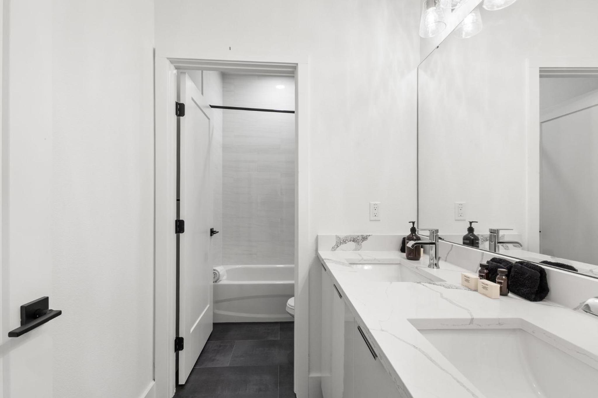 NEW Casa Sol - Luxury Townhome In Prime Location