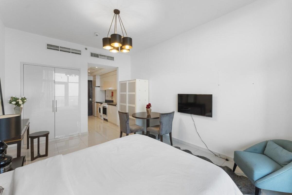 High-Floor Studio Ghalia JVC with an Amazing View
