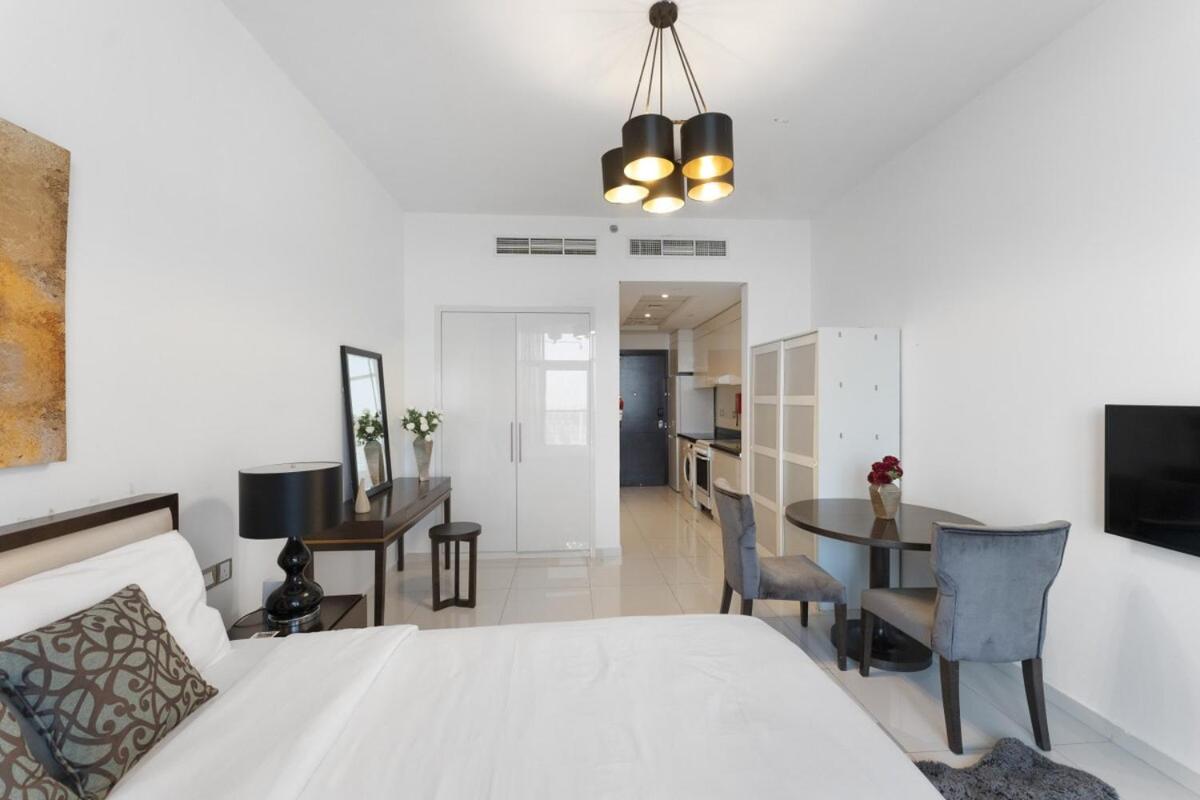 High-Floor Studio Ghalia JVC with an Amazing View