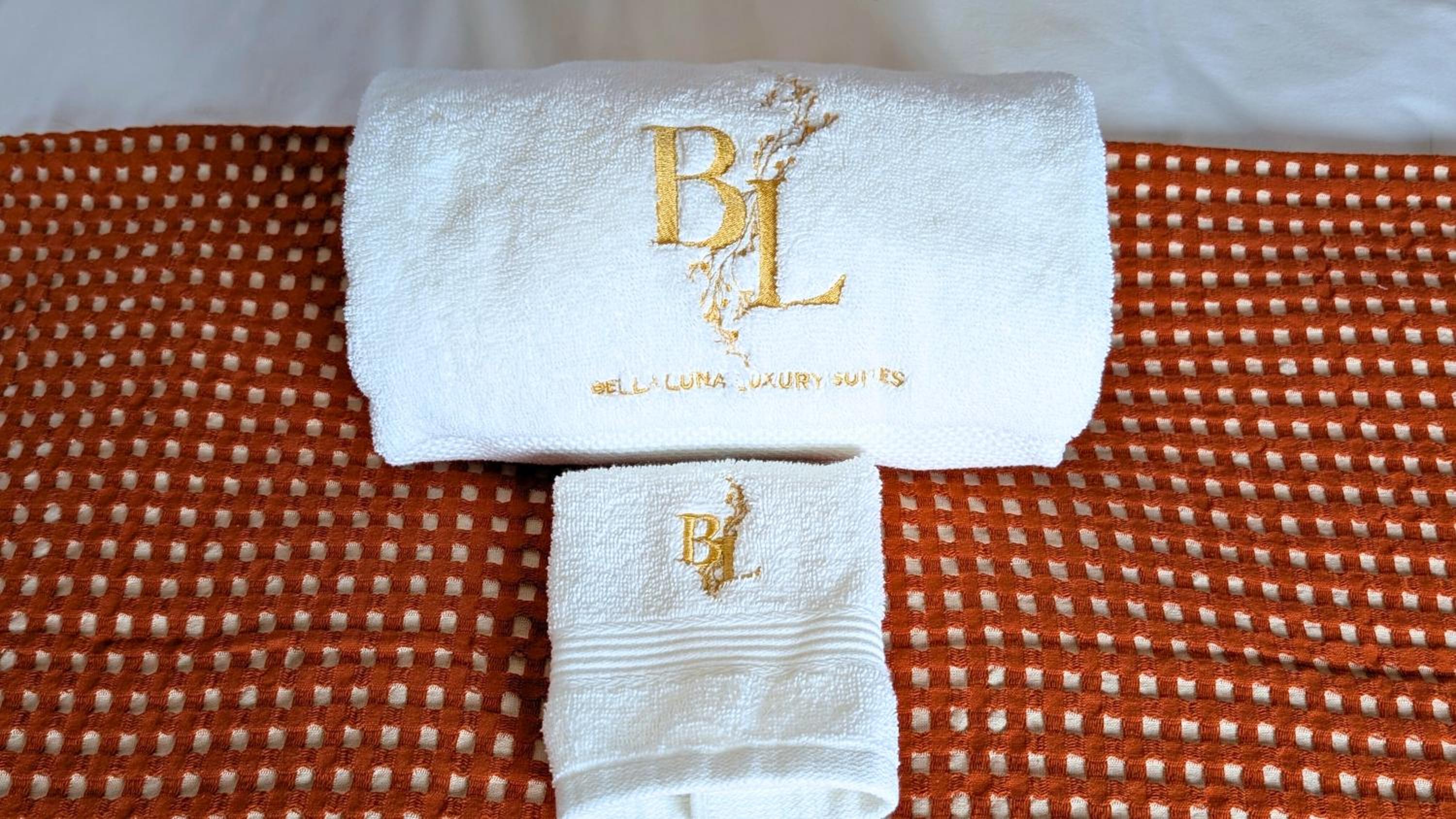 Bella Luna Luxury Suites - Warm & Modern Apt Near Old Town & Museums