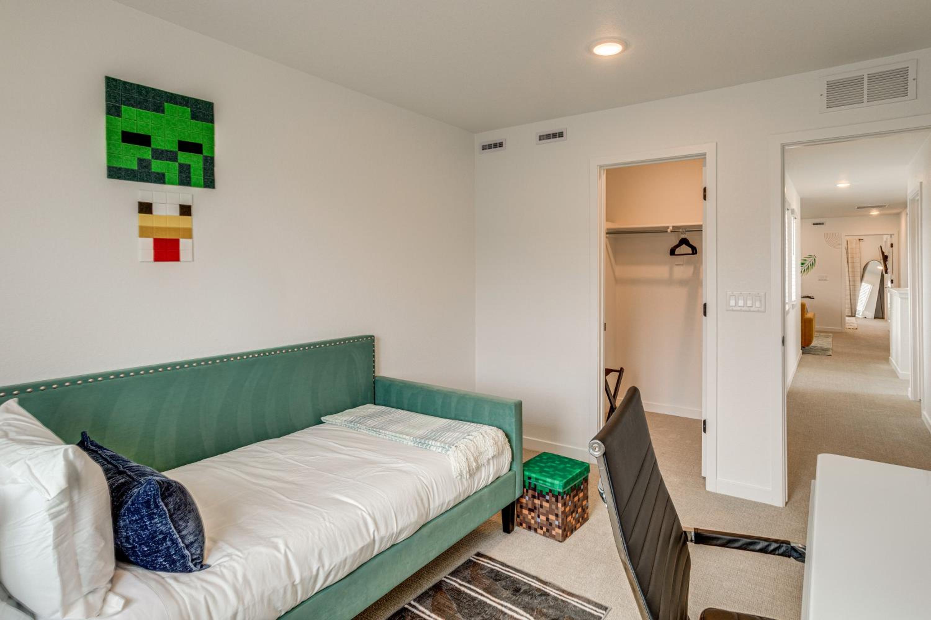 Great for Families! Newly Built Home in Aurora
