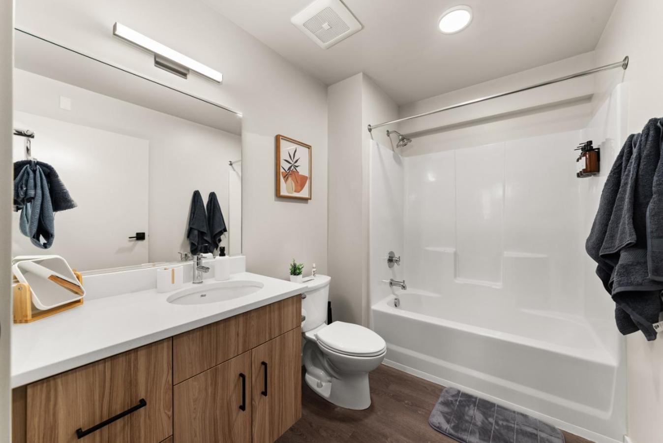 2br Luxurious Apartment Downtown