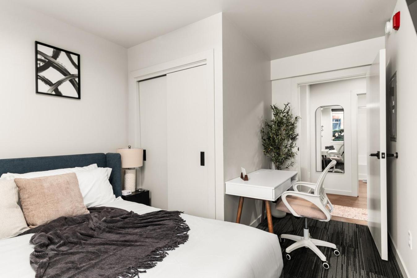 2br Luxurious Apartment Downtown
