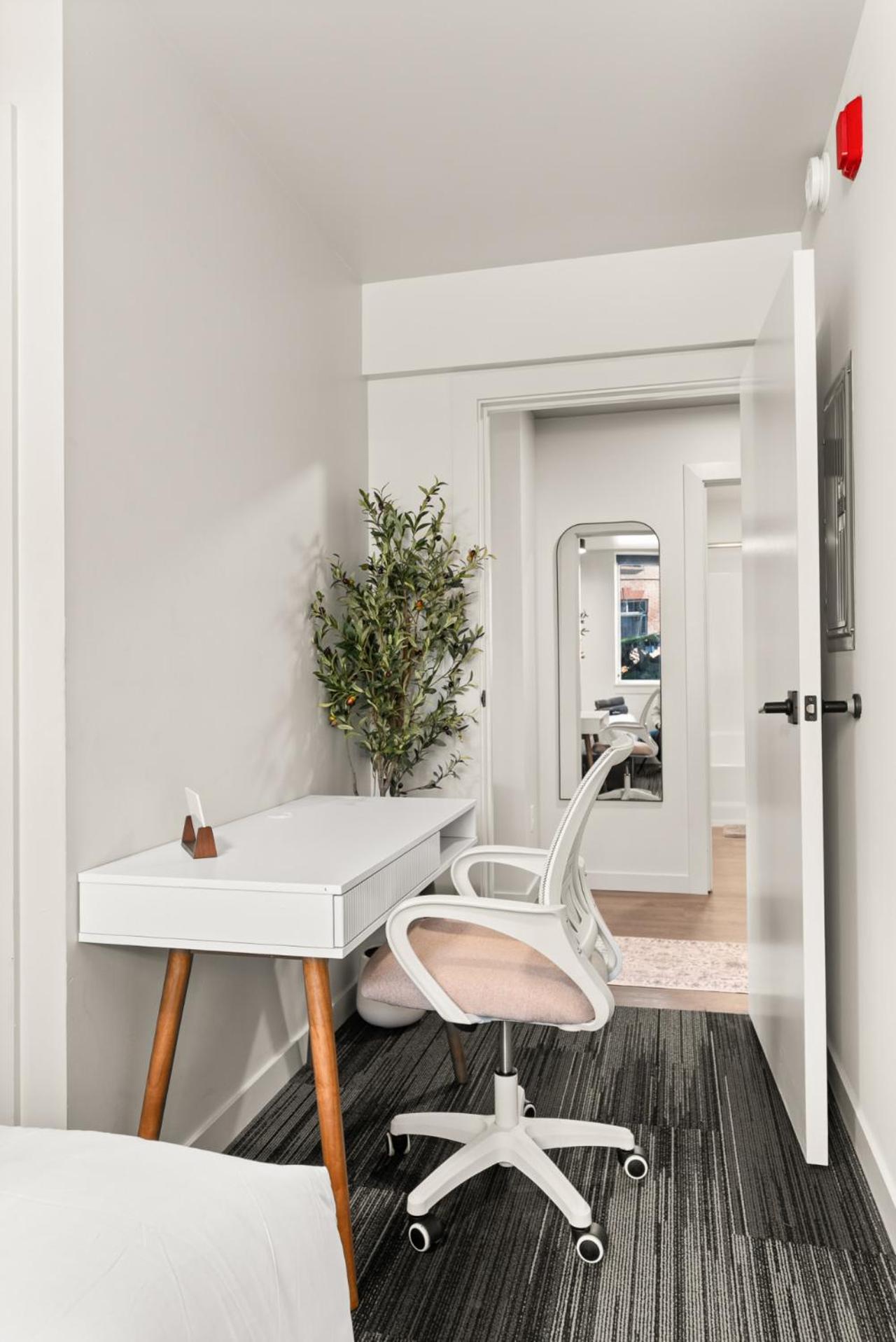 2br Luxurious Apartment Downtown