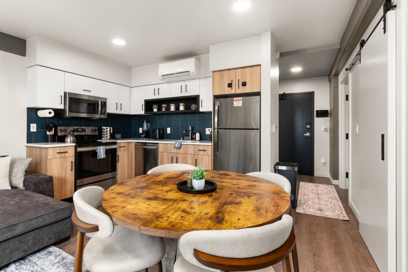 2br Luxurious Apartment Downtown