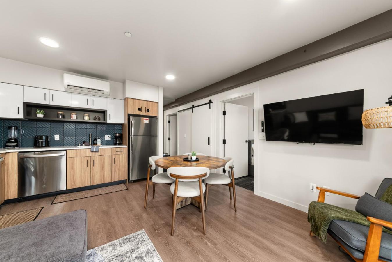 2br Luxurious Apartment Downtown