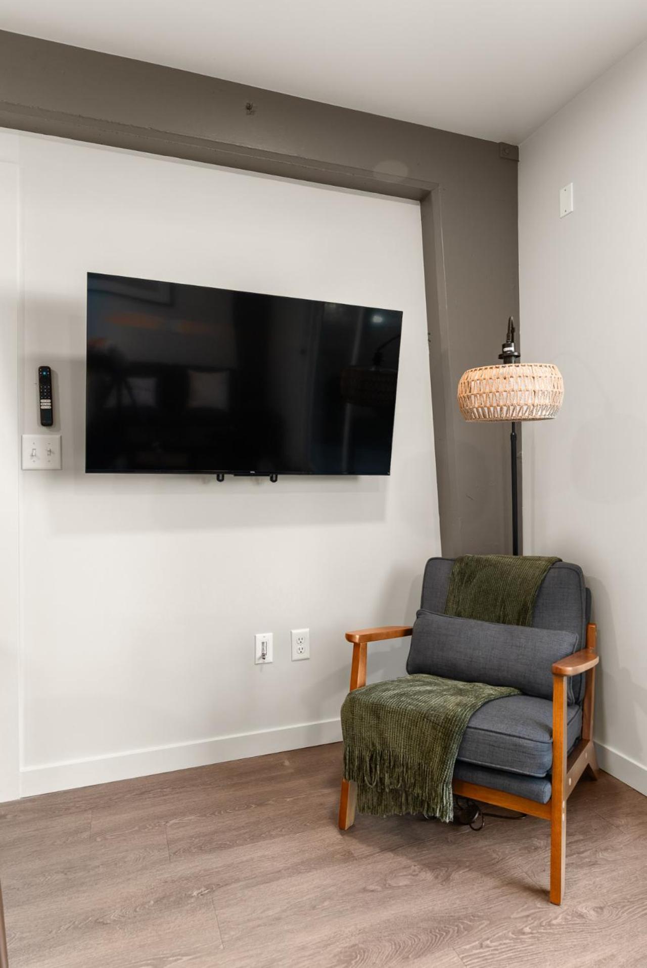 2br Luxurious Apartment Downtown
