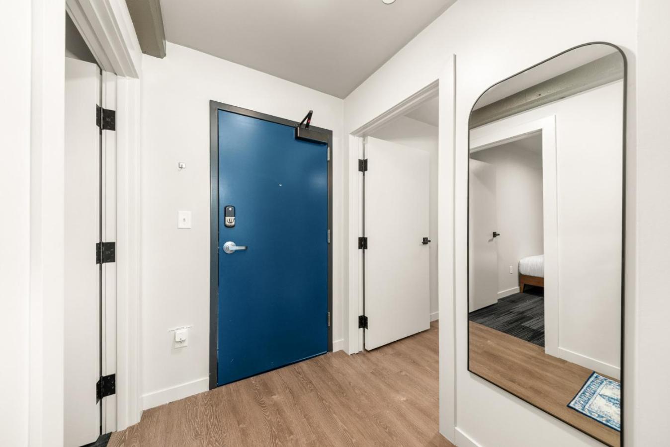 2BR in Downtown with Parking