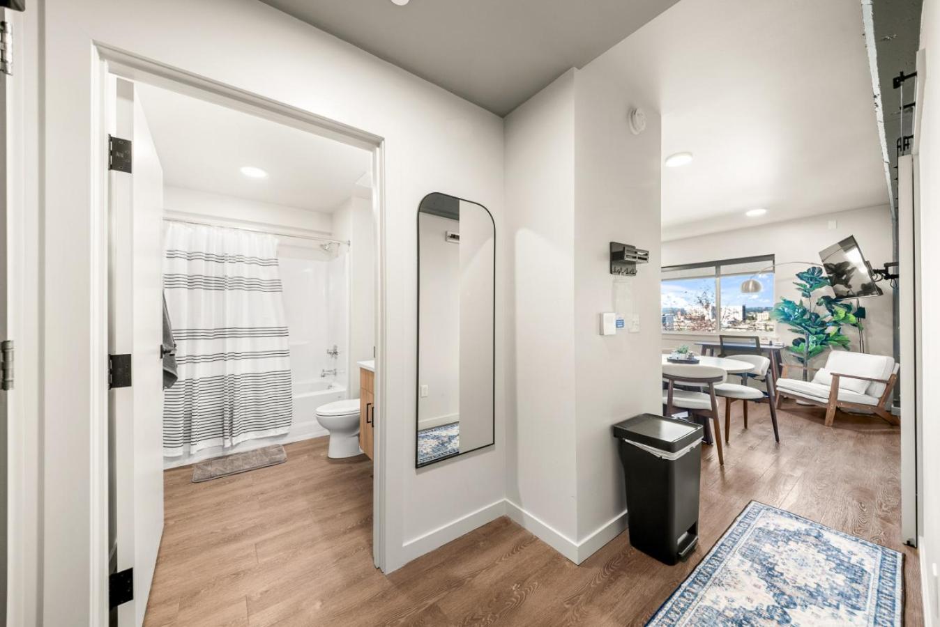 2BR in Downtown with Parking