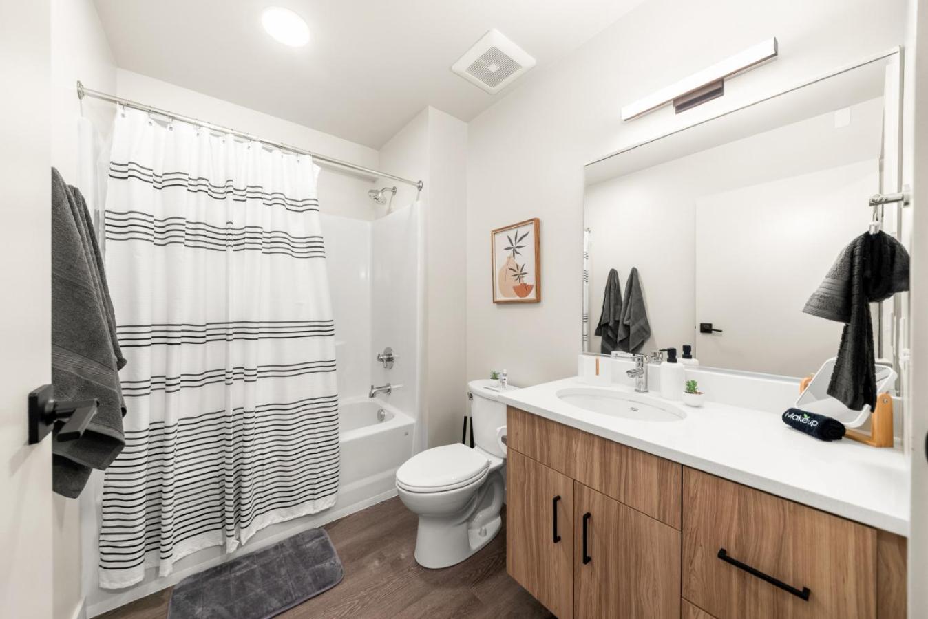 2BR in Downtown with Parking