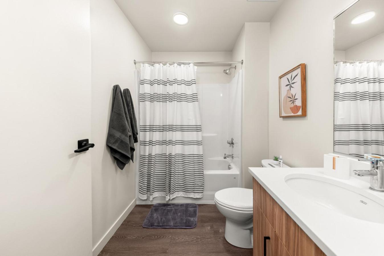 2BR in Downtown with Parking