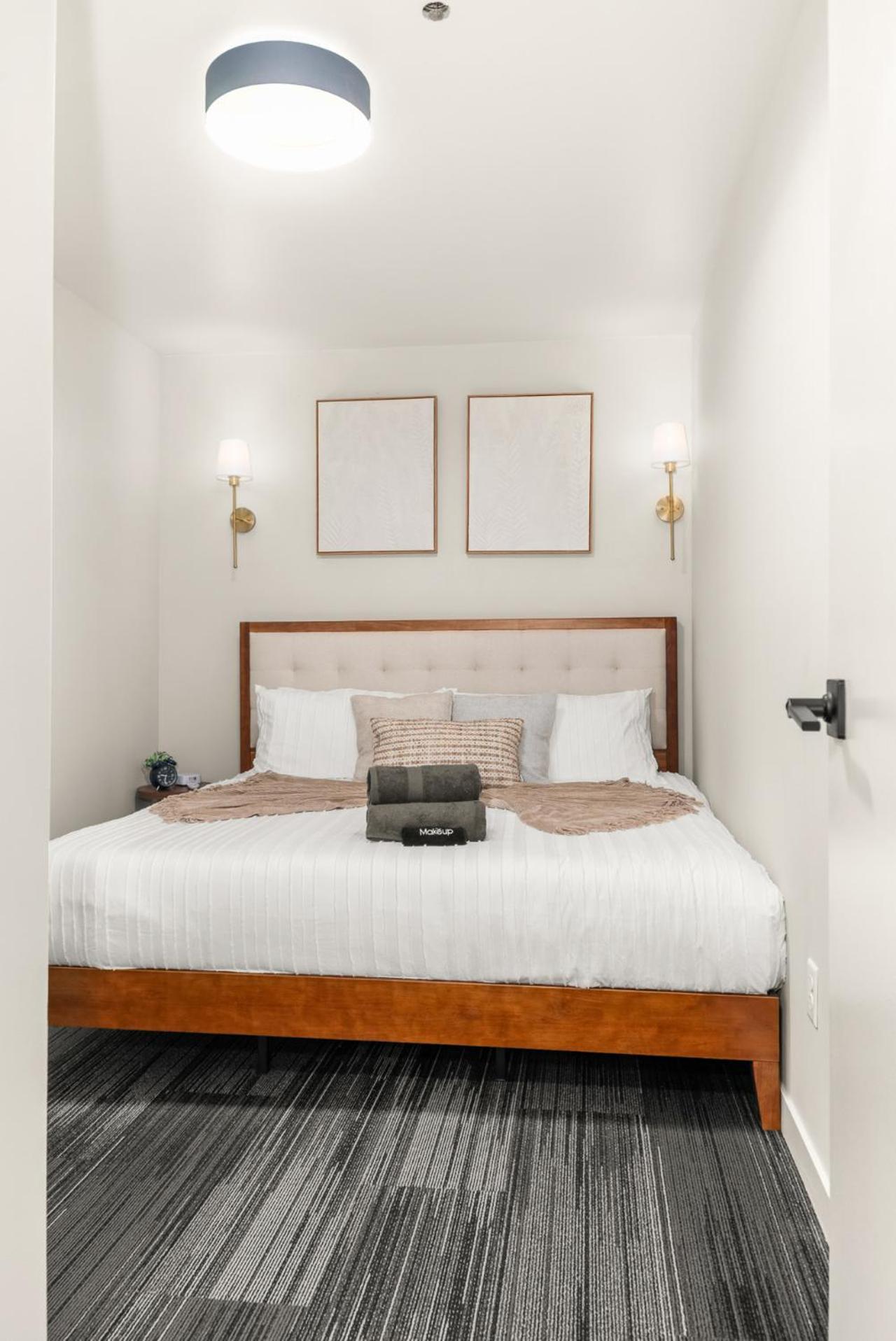2BR in Downtown with Parking