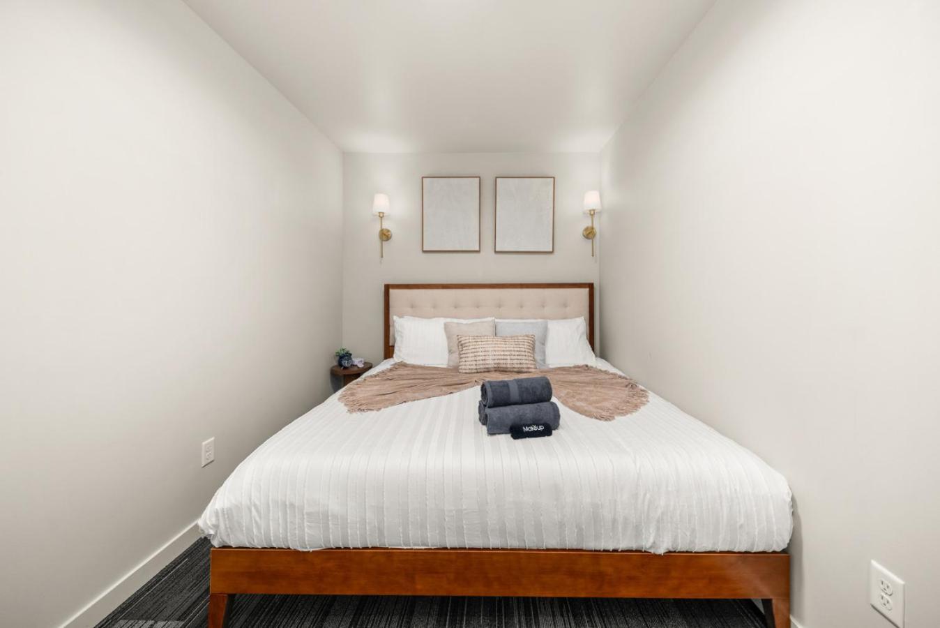 2BR in Downtown with Parking