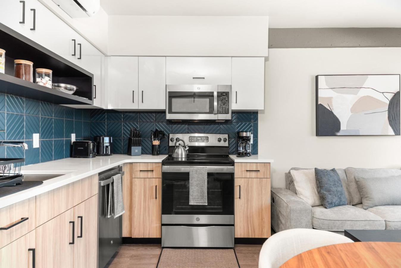 2BR in Downtown with Parking
