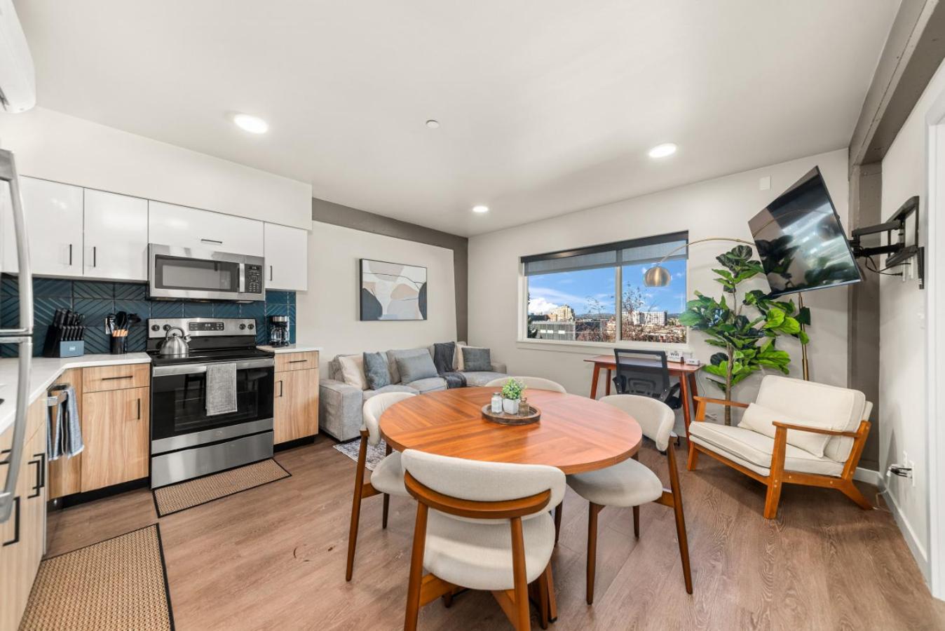 2BR in Downtown with Parking