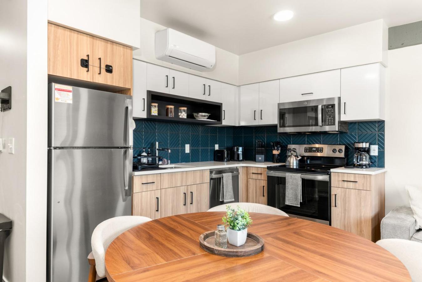 2BR in Downtown with Parking