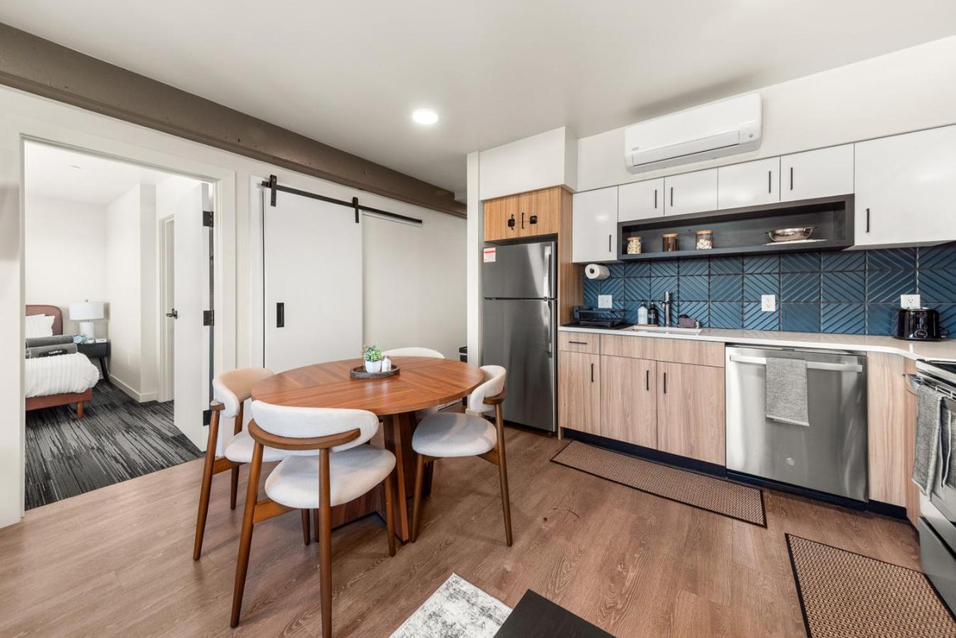 2BR in Downtown with Parking