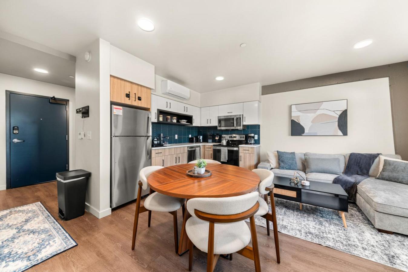 2BR in Downtown with Parking