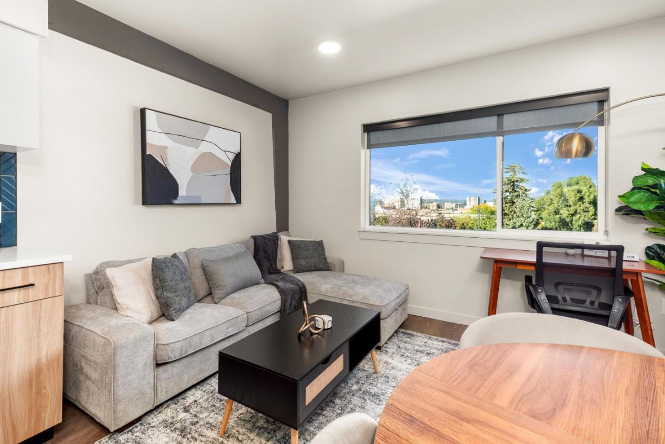 2BR in Downtown with Parking