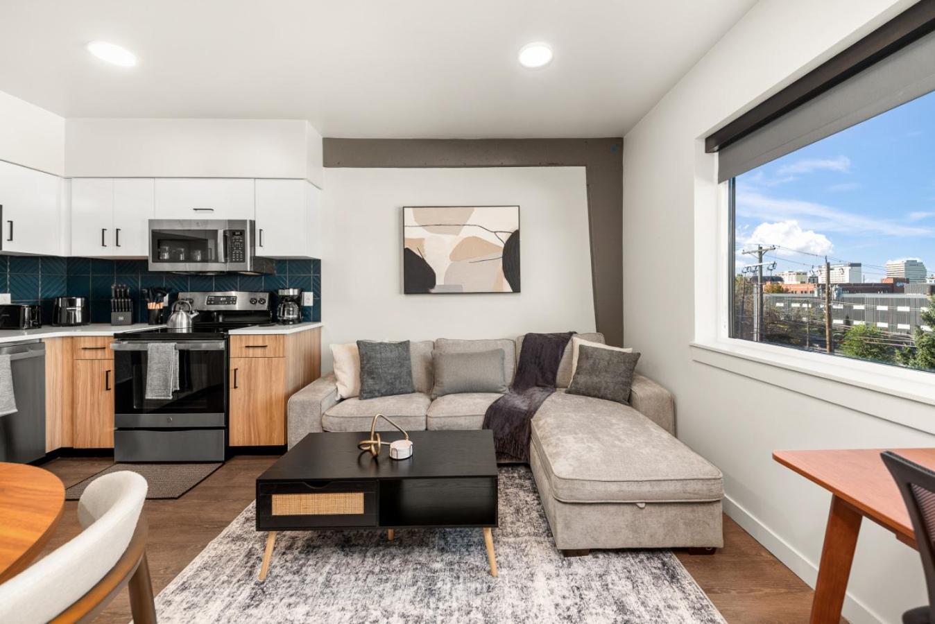 2BR in Downtown with Parking