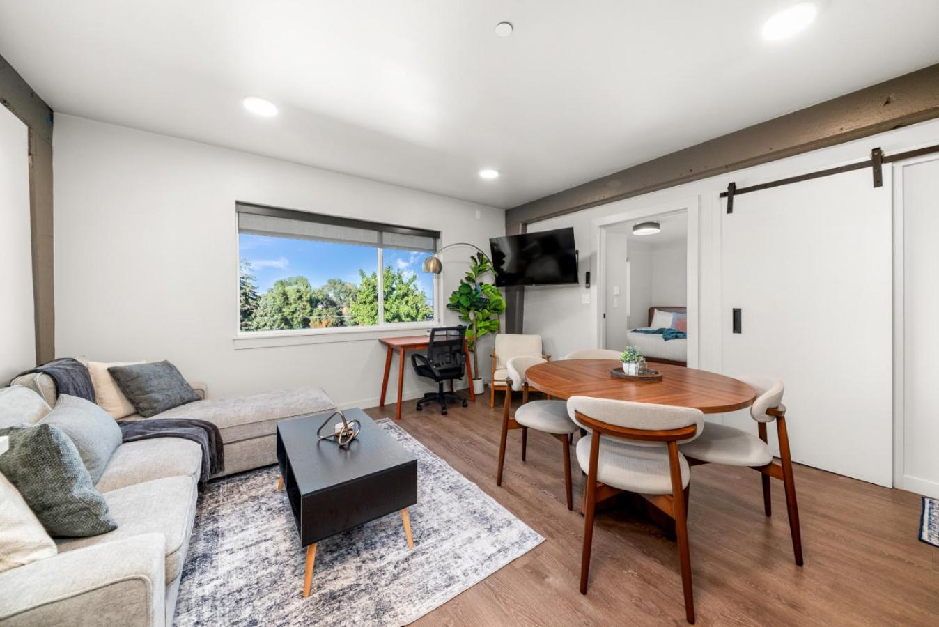 2BR in Downtown with Parking