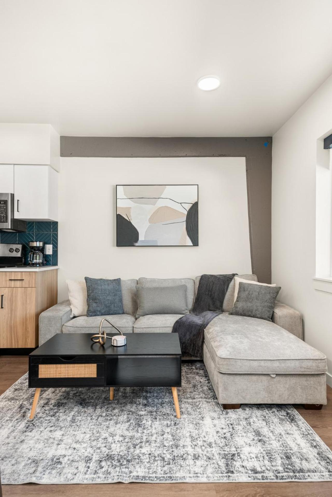 2BR in Downtown with Parking