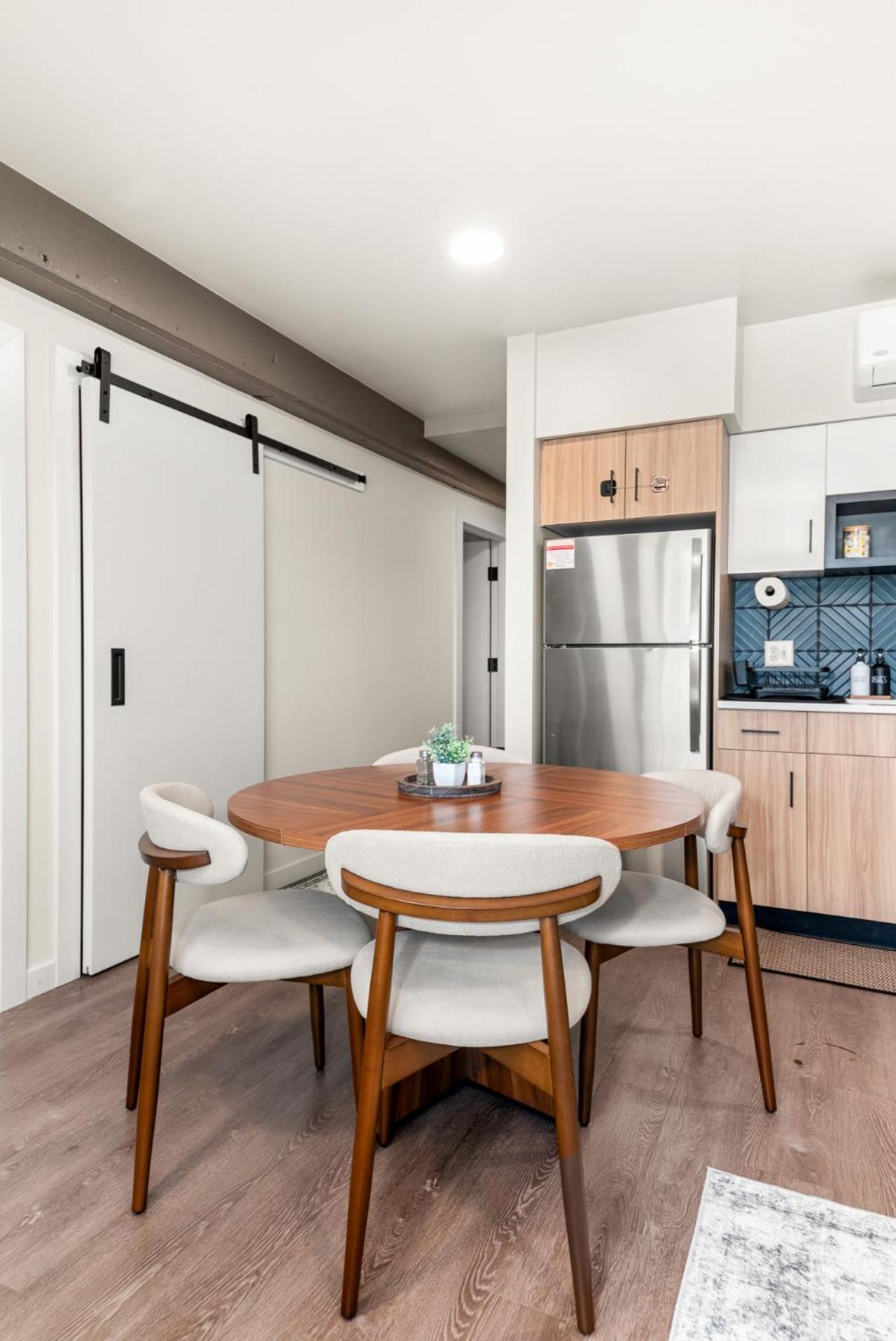 2BR in Downtown with Parking