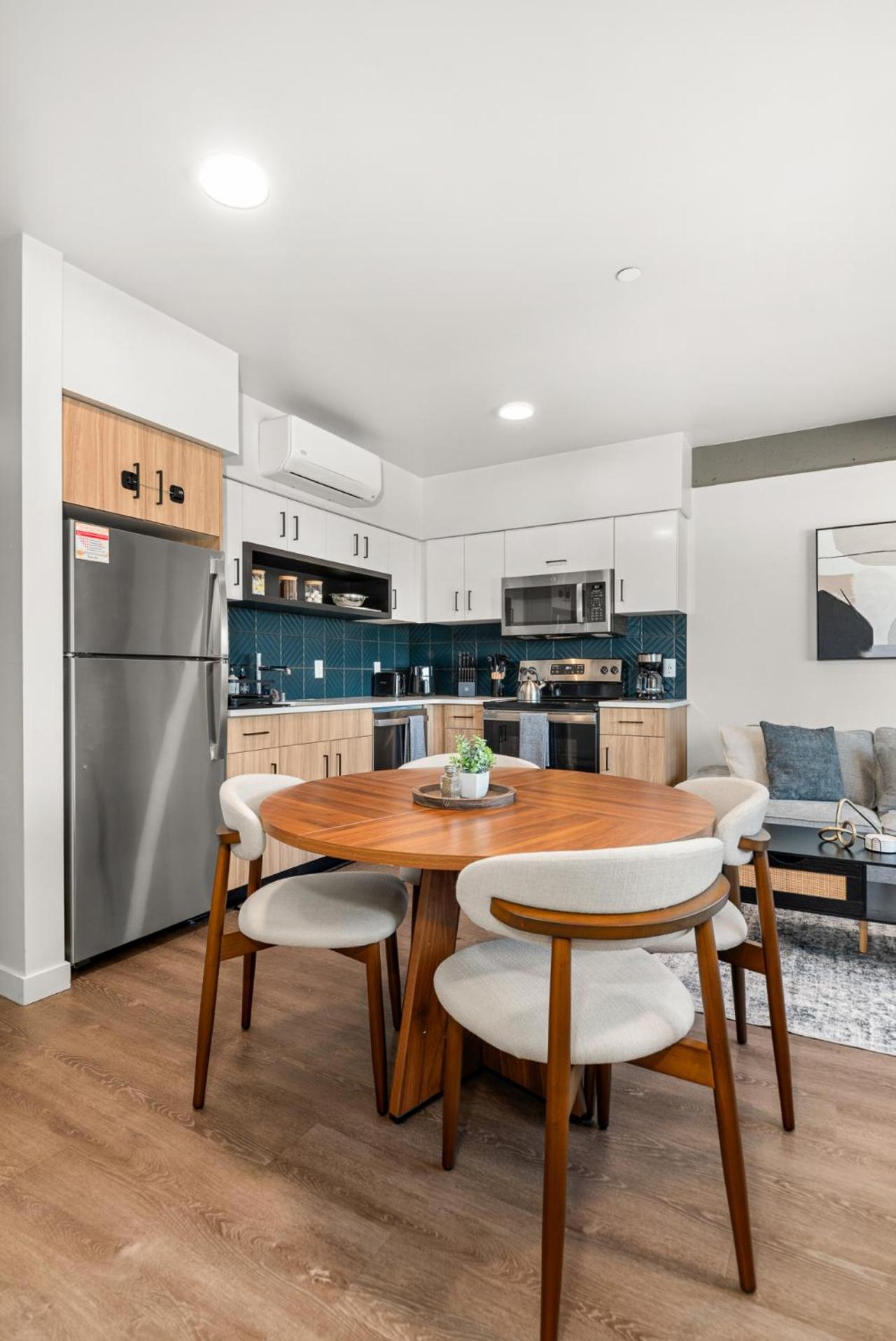 2BR in Downtown with Parking