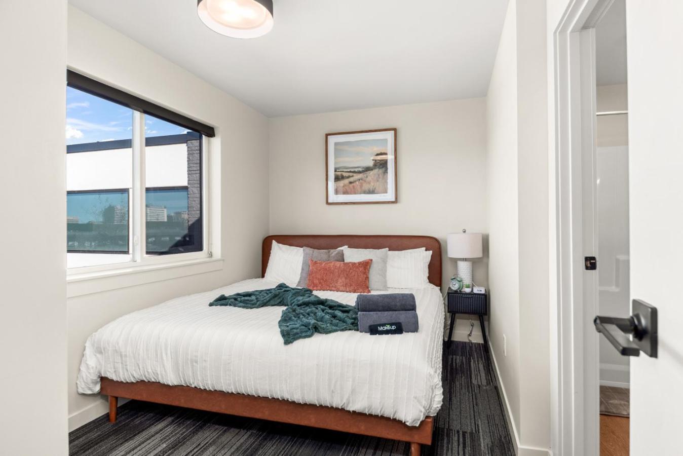 2BR in Downtown with Parking