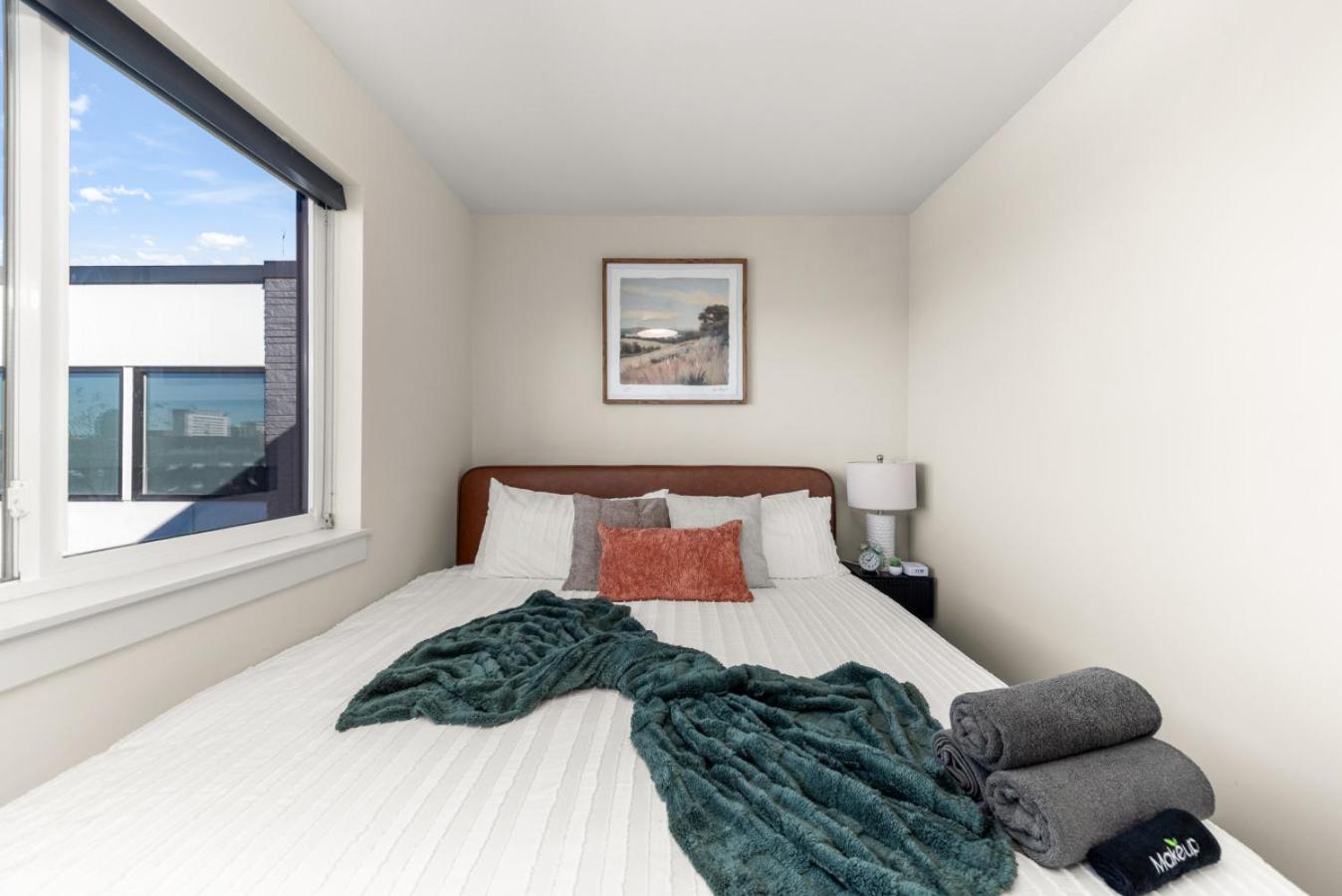 2BR in Downtown with Parking