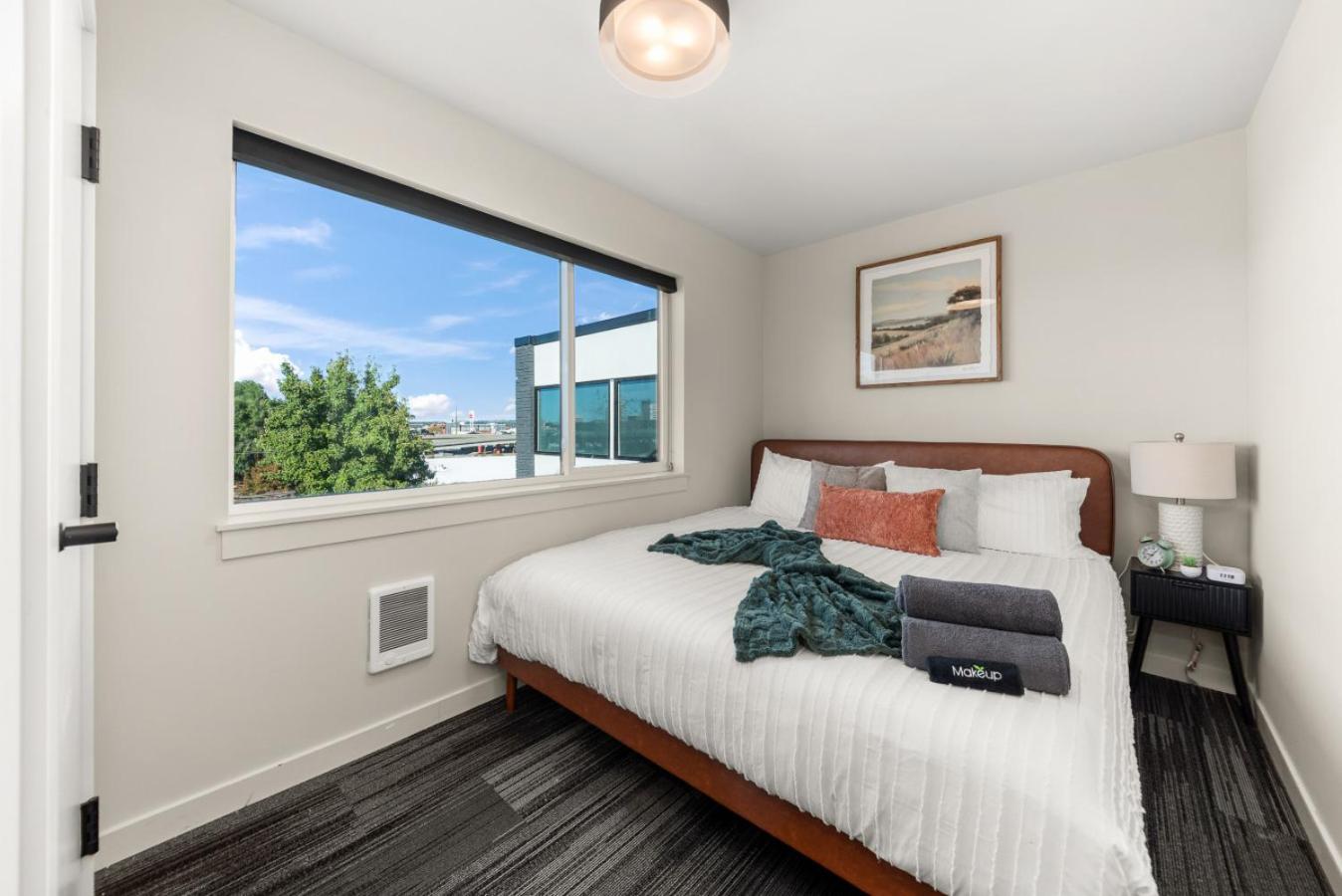 2BR in Downtown with Parking