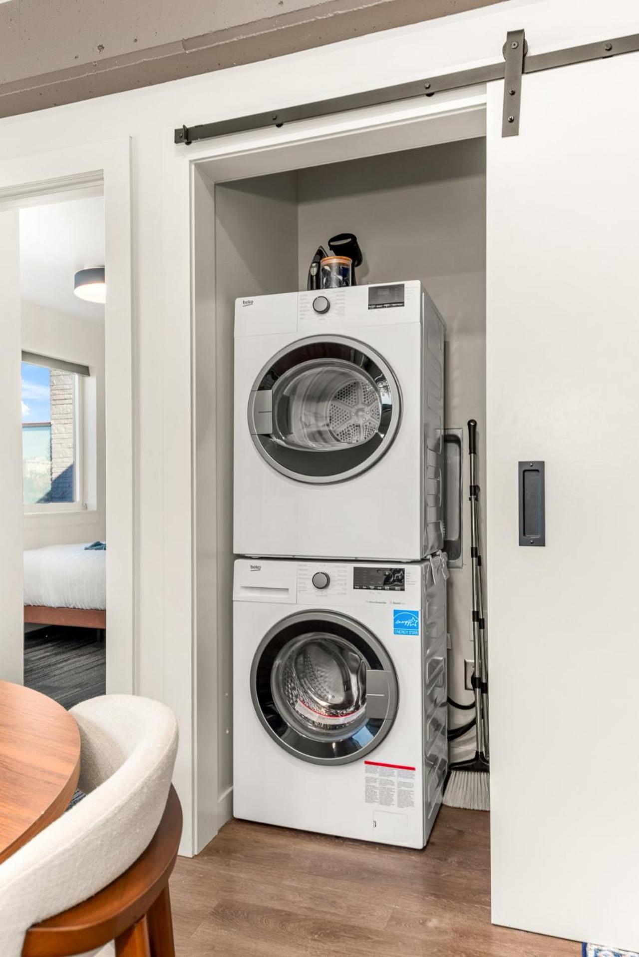 2BR in Downtown with Parking