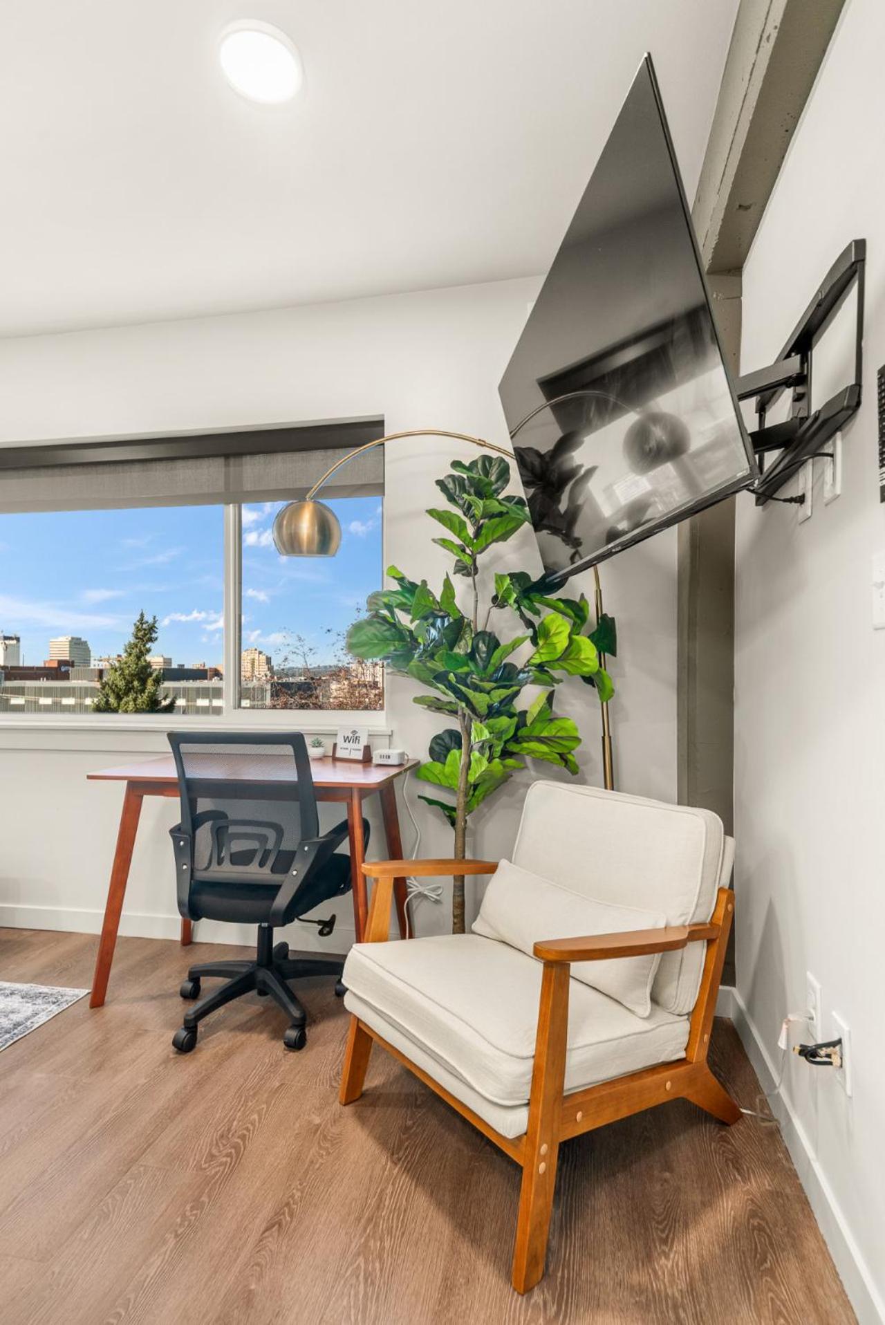 2BR in Downtown with Parking